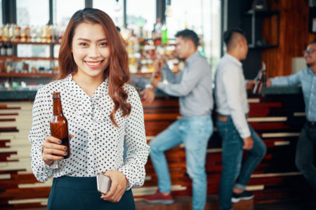 https://craftbeer.co.jp/wp-content/uploads/2019/09/asian-woman-drinking-beer-at-pub-2RMQ6PJ-450x300.jpg